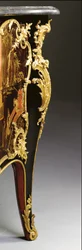 Komoda Ludwika XV, ok. 1740 (oprawa ormolu w chińskiej czerni, polichromowany i złocony lakier, serpentyna, marmur i wernis)