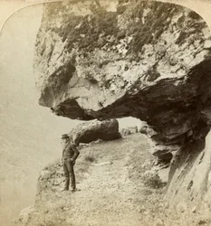Mężczyzna na klifie z widokiem na Naeroyfjord, Sogne, Norwegia.
