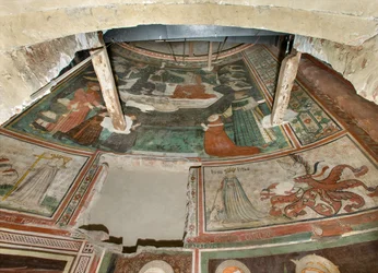 Transept północny, ołtarz świętego Michała Archanioła, za nastawą ołtarzową freski Bonifacia Bemba, cnoty Wiara i Pokora, Koronacja Matki Boskiej oraz Chrystus otoczony aniołami