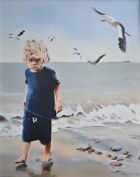 Chłopiec na plaży i mewy
