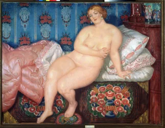 Piękno. Portret grubej, blond nagiej kobiety, uśmiechniętej, wykonującej skromny gest, by zakryć pierś, półsiedzącej na niepościelonym łóżku.