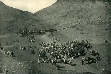 Karawana przechodząca przez przełęcz Chajber, 1901.