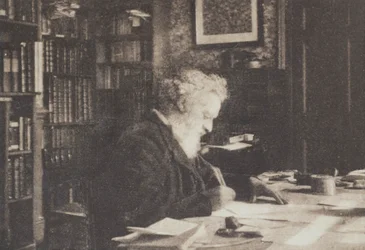 Kolekcjoner książek William Morris w swojej bibliotece w Kelmscott House, Hammersmith