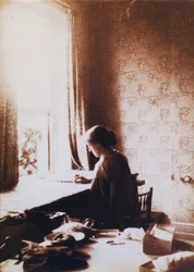 May Morris przy pracy, początek lat 90. XIX wieku (zdjęcie czarno-białe)