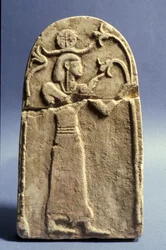 Stela przedstawiająca bóstwo czczące Drzewo Życia, okres kananejski (1500-1200 pne) (wapień)