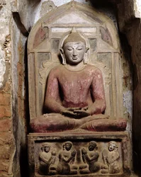 Siedzący Budda w medytacji (kamień polichromowany)