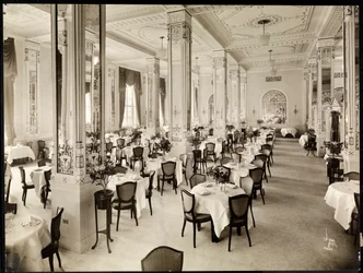 Sala jadalna w hotelu Robert Treat, Newark, New Jersey, 1916 (odbitka żelatynowa)