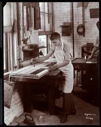 Młody mężczyzna pracujący w fabryce Harrington Piano Co., 1907 (srebrny odbitka żelatynowa)