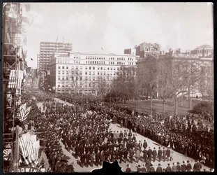 Widok z lotu ptaka mężczyzn maszerujących w Republican Gold Standard Parade na Broadwayu w City Hall Park, Nowy Jork, 1898 (srebrny odbitka żelatynowa)