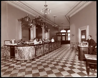 Bar w Gilsey House, Broadway i 29th Street, Nowy Jork, 1900 lub 1901 (srebrny odbitka żelatynowa)