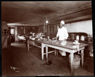 Kucharz w kuchni hotelu Janer