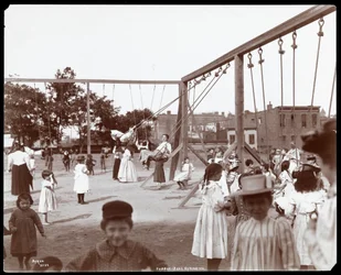 Dzieci huśtają się w Hudson Bank Gymnasium and Playground, 53rd Street i 11th Avenue, Nowy Jork, 1898 (odbitka żelatynowa)