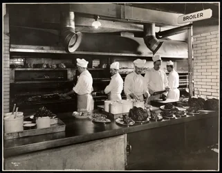 Kucharze u brojlera w kuchni Hotelu Commodore, 1919 (srebrny odbitka żelatynowa)