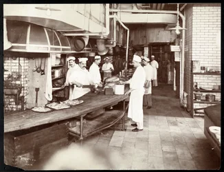 Kucharze pracujący w kuchni hotelu Waldorf Astoria przy 34th Street i 5th Avenue, Nowy Jork, 1903 lub 1904 (srebrny odbitka żelatynowa)