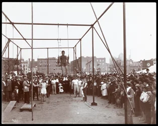 Tłum oglądający gimnastyczkę w Hudson Bank Gymnasium and Playground, 53rd Street and 11th Avenue, Nowy Jork, 1898 (srebrny odbitka żelatynowa)