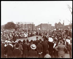 Tłum oglądający kijkarza w Hudson Bank Gymnasium and Playground, 53rd Street i 11th Avenue, Nowy Jork, 1898 (odbitka żelatynowa)