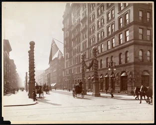 Dekoracje na Dewey Parade w Waldorf Astoria Hotel, 33rd Street and 5th Avenue, Nowy Jork, 1899 (srebrny odbitka żelatynowa)