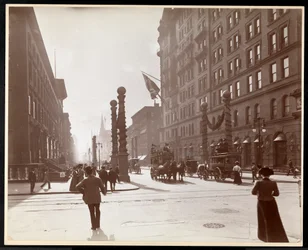 Dekoracje na Dewey Parade przed Waldorf Astoria Hotel przy 33rd Street i 5th Avenue, Nowy Jork, 1899 (srebrny odbitka żelatynowa)