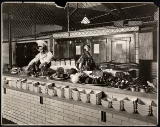 Ekspozycja wędlin w kuchni hotelu Commodore, 1919 (odbitka żelatynowa)