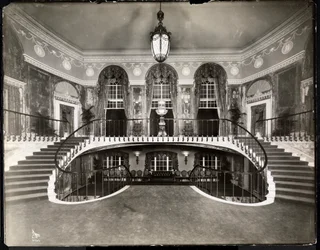 Podwójne schody w hotelu Ritz-Carlton, 1913 (srebrny odbitka żelatynowa)