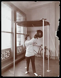 Edna Wallace Hopper uderzająca w worek treningowy w Gimnazjum Jacka Coopera, Broadway i 37th Street, Nowy Jork, 1899 (srebrny odcisk żelatynowy)