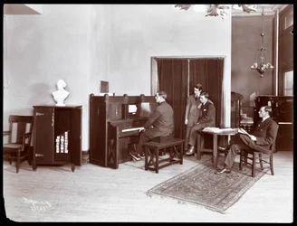 Czterech mężczyzn, jeden grający na pianinie H. Bruman Co., 1907 (srebrny odbitka żelatynowa)