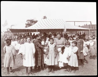 Grupa dziewcząt i kobiety w Hudson Bank Gymnasium and Playground, 53rd Street and 11th Avenue, Nowy Jork, 1898 (srebrny odbitka żelatynowa)