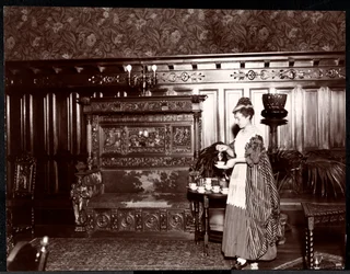 Goście podejmowani herbatą w hotelu Marie Antoinette, 1895 lub 1896 (odbitka żelatynowa)