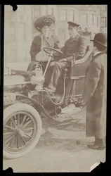 Hattie Williams siedząca z kierowcą w jednym z pierwszych samochodów w Nowym Jorku, Nowy Jork, 1890-1910 (srebrny odbitka żelatynowa)