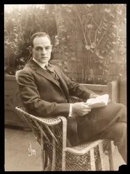 Howard Estabrook w ogrodzie, 1915-16 (srebrny odbitka żelatynowa)