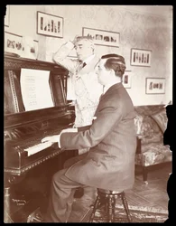 Kyrle Bellew i przyjaciel przy fortepianie w domu Bellewa, 1908 (odbitka żelatynowa srebrna)