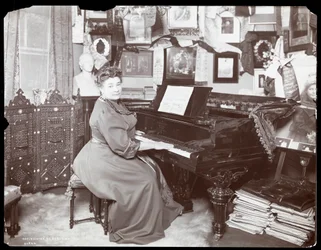 Madame Schumann Heink siedząca przy fortepianie, 1906 (srebrny odbitka żelatynowa)