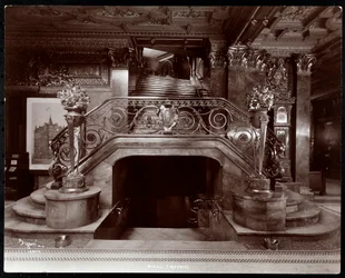 Główna klatka schodowa w holu Hotelu Imperial, 1904 (srebrny odbitka żelatynowa)