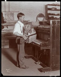 Mężczyzna pracujący w fabryce fortepianów Hardman, Peck und Co., Nowy Jork, 1907 (odbitka żelatynowa)