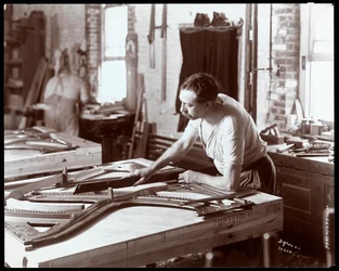 Mężczyzna pracujący w fabryce fortepianów Hardman, Peck und Co., Nowy Jork, 1907 (srebrny odbitka żelatynowa)