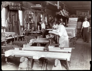 Mężczyźni pracujący w fabryce fortepianów Hardman, Peck und Co., Nowy Jork, 1907 (srebrny odbitka żelatynowa)