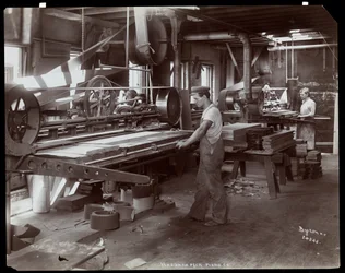 Mężczyźni pracujący w fabryce fortepianów Hardman, Peck und Co., Nowy Jork, 1907 (srebrny odbitka żelatynowa)