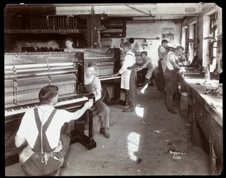 Mężczyźni pracujący w fabryce fortepianów Hardman, Peck und Co., Nowy Jork, 1907 (odbitka żelatynowa)