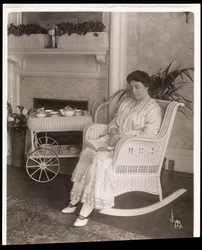 Pani Howard siedząca z książką na bujanym fotelu w swoim domu przy 200, 5th Avenue, Nowy Jork, 1915-6 (srebrny odbitka żelatynowa)