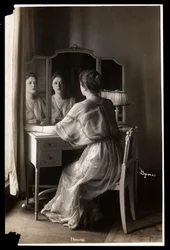 Portret Jobyny Howland siedzącej przy toaletce, 1908-9 (srebrny odbitka żelatynowa)