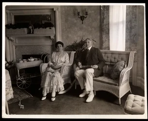 Portret pana i pani Howard siedzących pozowanych w salonie w ich domu przy 200 5th Avenue, Nowy Jork, 1916-6 (srebrny odbitka żelatynowa)