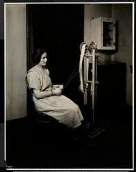 Portret niewidomej, głuchej i niemej młodej kobiety przędzącej wełnę w nowojorskim stowarzyszeniu dla niewidomych, 111 East 59th St., Nowy Jork, 1923 (srebrny odbitka żelatynowa)