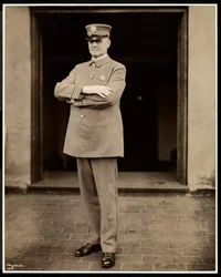 Portret najwyższego policjanta w Hotelu Commodore, 1922 (srebrny odbitka żelatynowa)