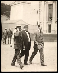 Prezydent William Howard Taft z profesorem Arthurem Twiningiem Hadleyem z Yale University i innym mężczyzną, 1900-20 (srebrny odbitka żelatynowa)