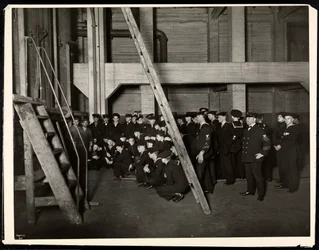 Marynarze z USA „Maryland” oględziny pieca podczas zwiedzania Hotelu Commodore, 1922 (srebrny odbitka żelatynowa)