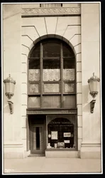 Witryna firmy En Route Service, Inc., w hotelu Savoy Plaza, 59th Street and 5th Avenue, Nowy Jork, 1928 (srebrny odbitka żelatynowa)