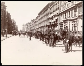 Sztab gubernatora w oczekiwaniu na przybycie Li Hung Chang w hotelu Waldorf Astoria, 34th Street, Nowy Jork, 1896 (srebrny odbitka żelatynowa)