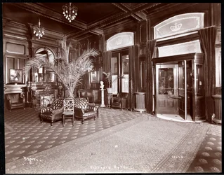 Hol w Hotelu Victoria, 1901 lub 1902 (srebrny odbitka żelatynowa)