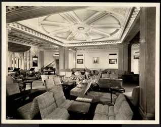 Salon, patrząc na wschód, na Hotel White, 37th Street i Lexington, Nowy Jork, 8 marca 1937 (srebrny odbitka żelatynowa)