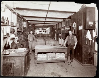 Piwnica win Hotelu Manhattan, 1902 (srebrny odbitka żelatynowa)